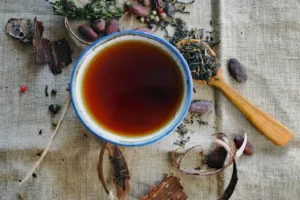 بهترین دمنوش‌های شل‌کننده عضلات؛ گیاهان مؤثر برای کاهش گرفتگی و درد عضلانی